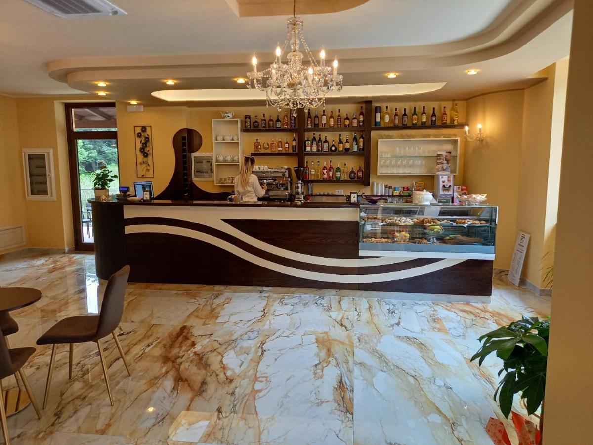 לאוריה אינפריורה Hotel Ristorante Villa Terry מראה חיצוני תמונה