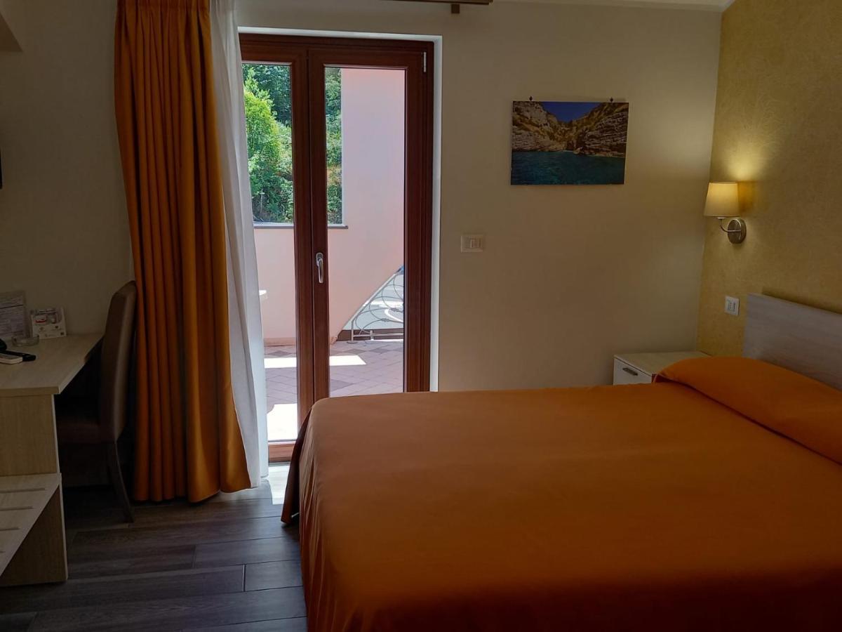 לאוריה אינפריורה Hotel Ristorante Villa Terry מראה חיצוני תמונה